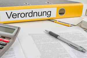 © Zerbor - stock.adobe.com Mappe mit Schriftzug Verordnung