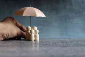 © izzuan - stock.adobe.com Spielsteine unter Regenschirm