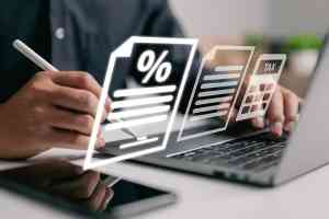 © ipuwadol - stock.adobe.com Person arbeitet am Laptop