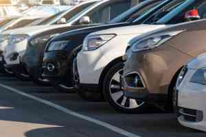 © scharfsinn86 - stock.adobe.com Parkende Autos